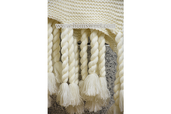  Elegant Knitted Throw With Fringes